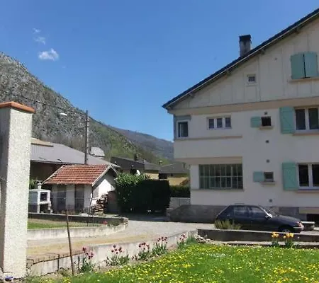 Au Pied Des Montagnes *